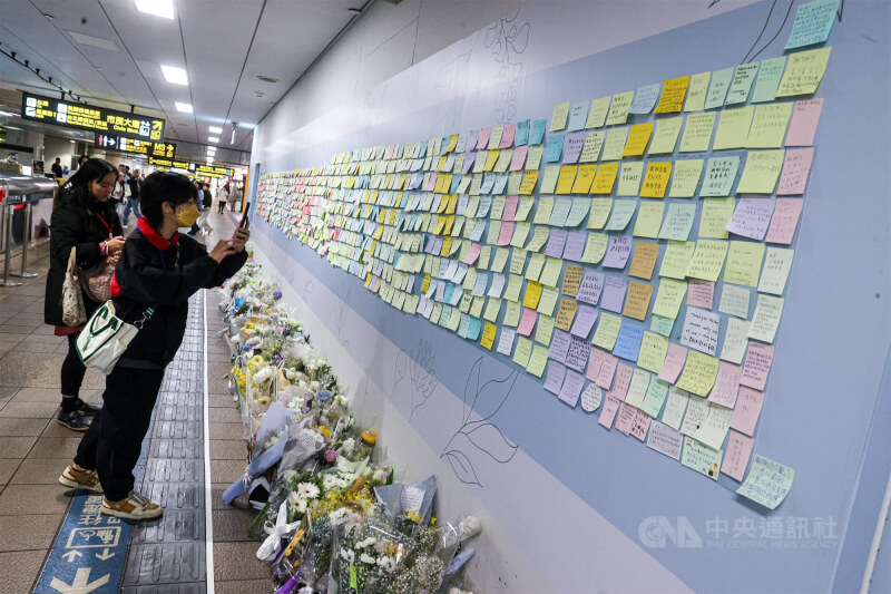 現場陸續有民眾前來獻花、留言致意。中央社記者鄭清元攝 114年12月25日
