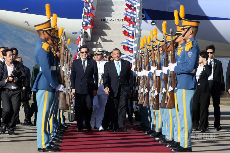 2014年時任總統馬英九（中左）出訪友邦，1月26日飛抵宏都拉斯，宏都拉斯總統羅博（中右）親自接機。（中央社檔案照片）