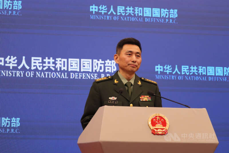 中國國防部發言人張曉剛25日回應中外媒體記者提問。中央社記者呂佳蓉北京攝　114年12月25日