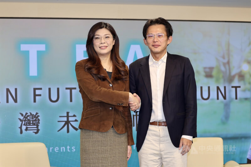 國民黨主席鄭麗文（左）與民眾黨主席黃國昌（右），25日在台北舉行 「搶救少子國安危機 TFA 助台灣一臂之力！」記者會，宣布兩黨共推國民帳戶「台灣未來帳戶」，協助12歲以下孩童累積人生第一桶金。中央社記者王飛華攝　114年12月25日