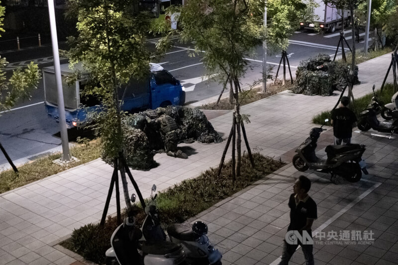 圖為7月15日漢光41號演習，憲兵「全線封鎖」萬板大橋，模擬敵對台實施縱深作戰，國軍則透過軍民整合，演練縱深防禦暨持久作戰。（中央社檔案照片）