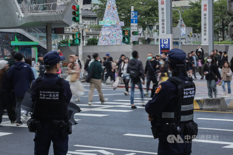 台北捷運攻擊案震驚社會，事發地點中山站外22日下午人潮漸多，轄區員警在捷運站周圍執行維安工作。（中央社檔案照片）