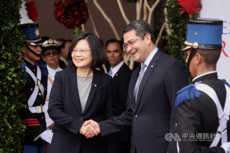 2017年時任總統蔡英文（前左）出訪中美洲友邦，1月9日赴宏都拉斯總統府，與宏國總統葉南德茲（右2）會晤。（中央社檔案照片）