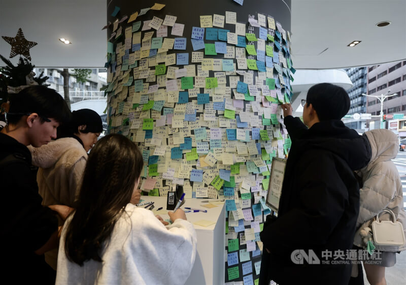 台北市日前發生隨機攻擊事件，民眾25日在誠品南西店門前大柱留言板上留言，祈願、悼念。中央社記者張皓安攝 114年12月25日