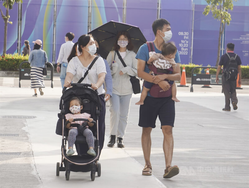 圖為高雄駁二藝術特區舉家出遊民眾。（中央社檔案照片）