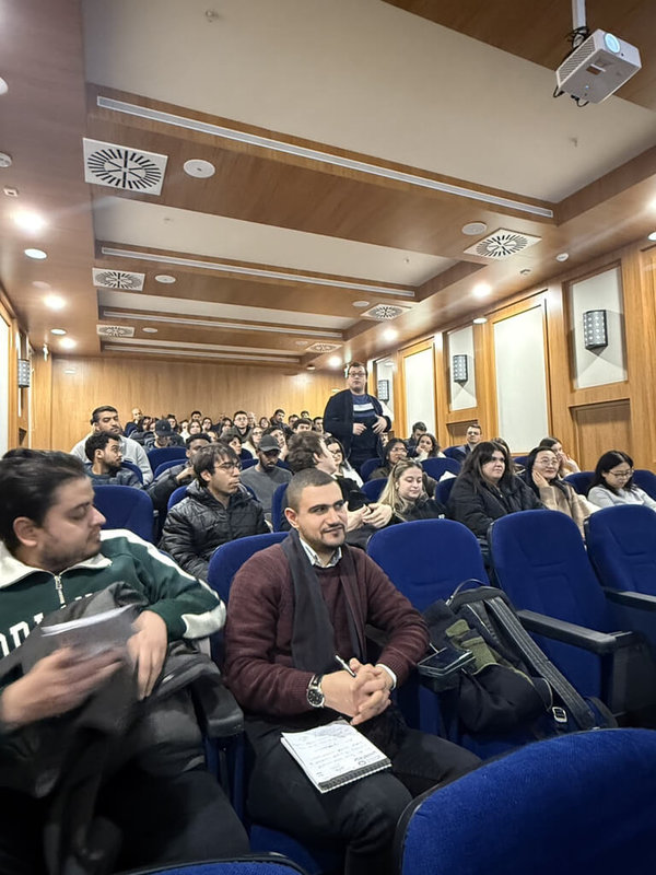 駐土耳其代表黃志揚獲邀前往位於土耳其首都安卡拉（Ankara）的阿特能大學演講，現場有就讀國際關係、社會科學、理工等領域的學生，聚精會神地聽取黃志揚說明台灣在印太區域安全、經濟與民主合作中的重要地位。（駐土耳其代表處提供）中央社記者李晉緯新德里傳真 114年12月25日