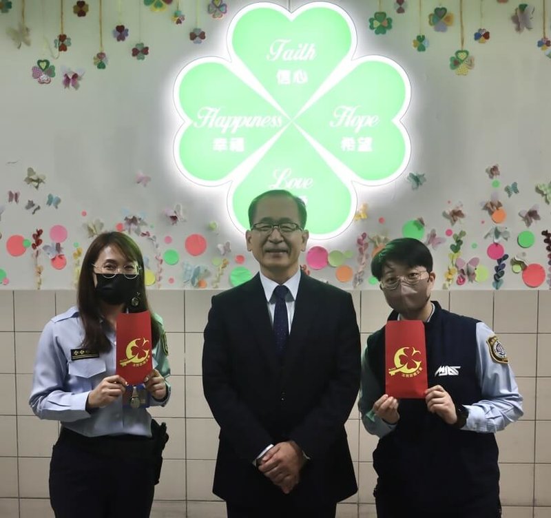 矯正署25日表示，署長林憲銘（中）24日晚上平安夜，特地赴有「天下第一所」之稱的台北看守所及台北女子看守所，慰勉堅守崗位的執勤人員，並送上平安福袋，為歲末年終增添溫暖氣氛。（矯正署提供）中央社記者劉世怡傳真 114年12月25日