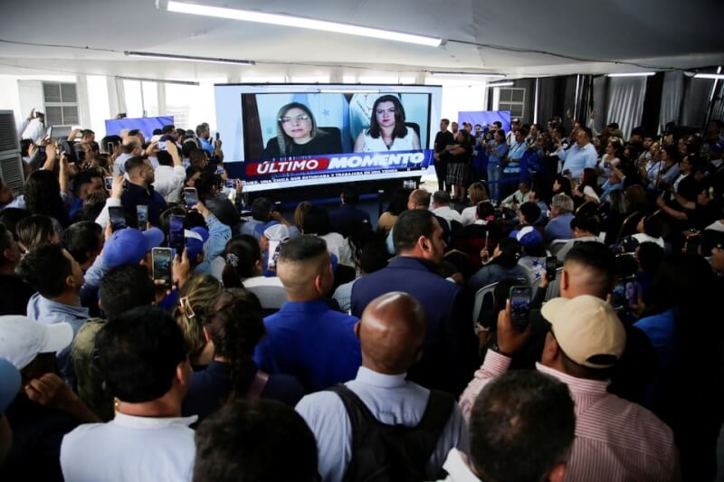 宏都拉斯國家黨競選總部人員24日等待選委會公布大選結果。（路透社）