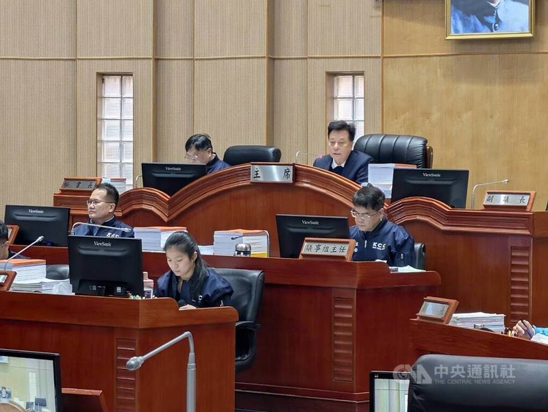 金門縣議會26日定期會審議議員、縣府提案，議長洪允典（後中）會中表示，115年總預算案歲入歲出相抵短絀逾新台幣32億元創新高，縣府應提出預算短絀釋義與開源節流方案。中央社記者吳玟嶸攝　114年12月26日
