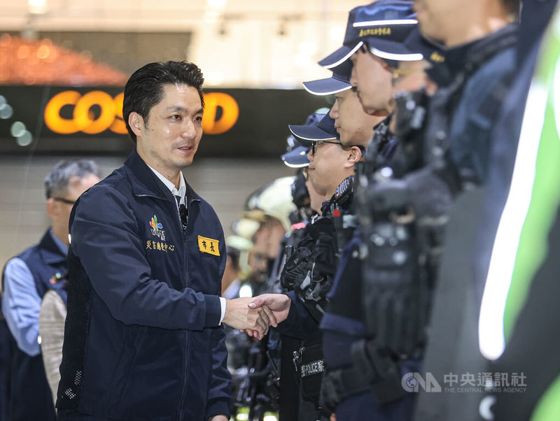 因應19日隨機攻擊事件，台北捷運市政府站26日下午進行危安演練，台北市長蔣萬安（左）出席視導，並向參與演練的員警握手致意。中央社記者鄭清元攝　114年12月26日