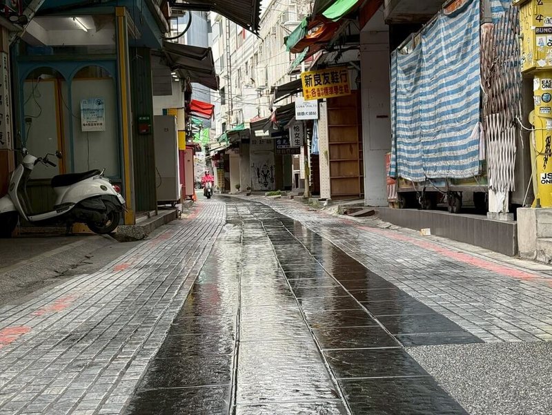 花蓮市大禹街是熱鬧商圈，因地磚鋪面止滑效果不足，機車打滑事故頻傳，引起關注。花蓮市公所會勘後，決議將籌措經費，鋪設止滑塗料。（花蓮市公所提供）中央社記者張祈傳真　114年12月26日