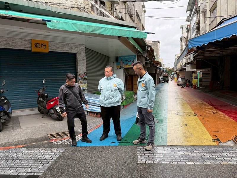 花蓮市大禹街是熱鬧商圈，因地磚鋪面止滑效果不足，機車打滑事故頻傳，花蓮市民代表會主席楊哲灃（中）26日前往大禹街會勘，要求公所盡快改善。（花蓮市公所提供）中央社記者張祈傳真　114年12月26日