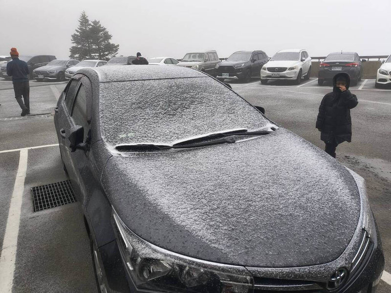 低溫搭配水氣，合歡山26日清晨間歇降下冰霰，徹夜停放的車輛引擎蓋、擋風玻璃已有薄薄積冰（圖），遊客清晨見降冰霰直呼開心。（林業及自然保育署南投分署提供）中央社記者蕭博陽南投縣傳真114年12月26日