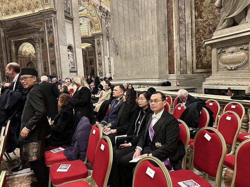 駐教廷大使賀忠義夫婦（中）24日出席教宗良十四世主持的耶誕子夜彌撒。（駐教廷大使館提供）中央社記者黃雅詩羅馬傳真　114年12月26日
