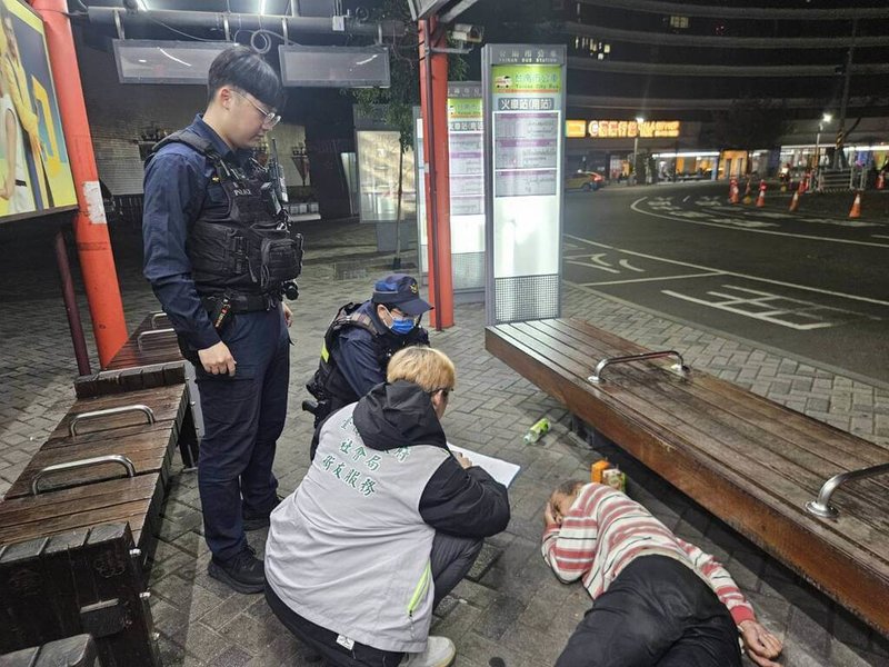 冷氣團影響，氣溫明顯下降，台南市政府結合警政及民間團體力量，深入街頭巷弄啟動街友大普查，全面掌握街友現況。（台南市政府提供）中央社記者張榮祥台南傳真　114年12月26日