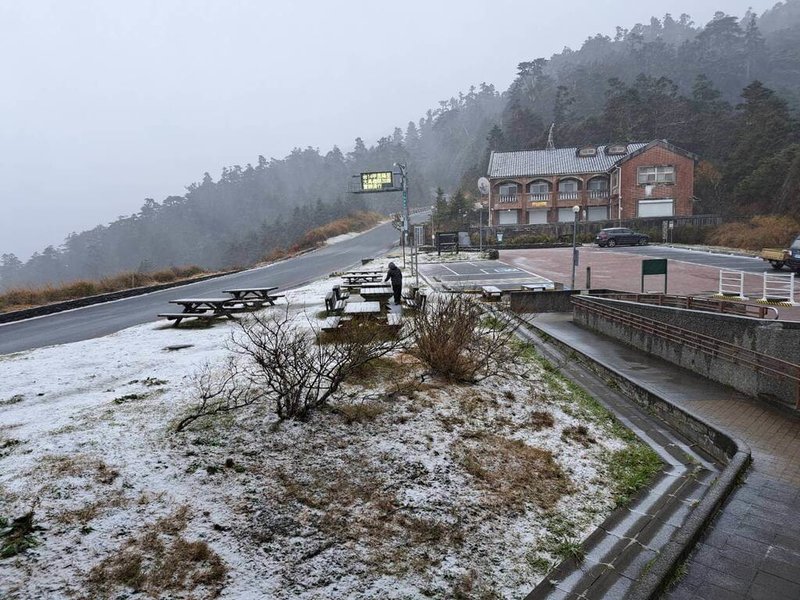 冷氣團來襲，合歡山區26日清晨7時許間歇降下冰霰，路面結冰。台14甲線南投昆陽至花蓮大禹嶺路段限加掛雪鏈通行。（太魯閣國家公園管理處提供）中央社記者張祈傳真 114年12月26日