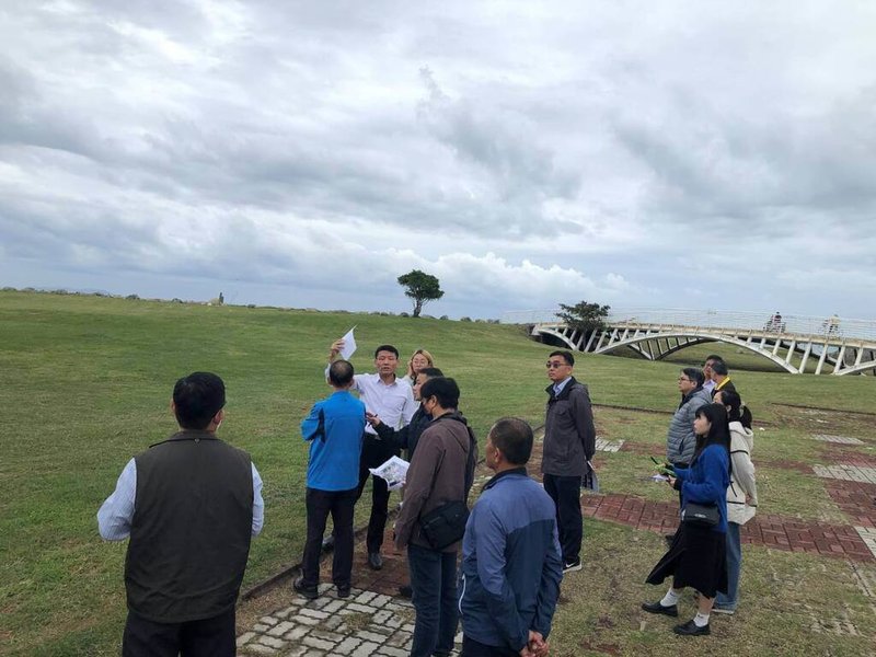 藝人張惠妹將返鄉擔任跨年晚會壓軸，台東警方將動員警民力共同維安，警察局長蔡燕明（中，白衣者）近日親自率領台東分局、交通隊、保安科等業務單位，會同主辦單位縣府文化處前往現地會勘。（警方提供）中央社記者盧太城台東傳真　114年12月26日