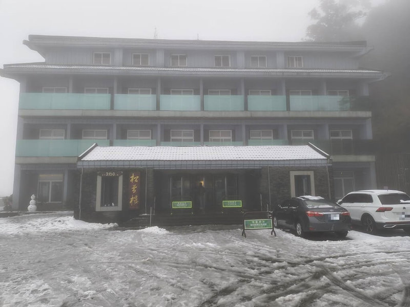 受大陸冷氣團及水氣影響，合歡山26日降下冰霰，成銀白雪國。（松雪樓提供）中央社記者蕭博陽傳真　114年12月26日