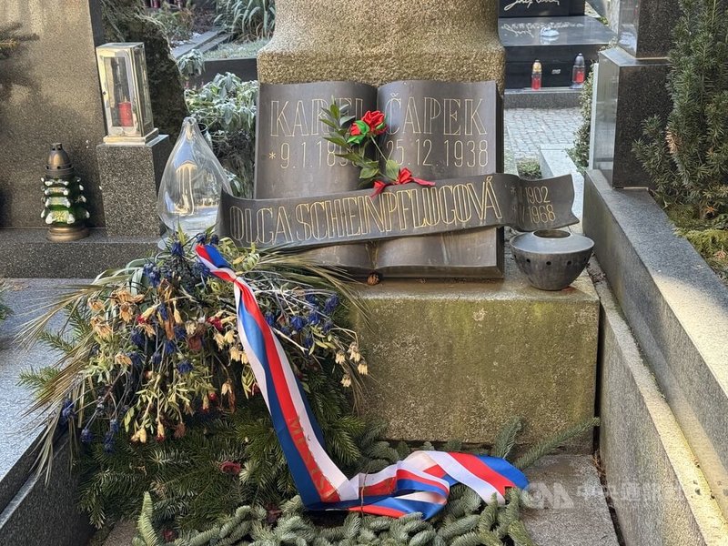 12月25日為捷克知名作家恰佩克（Karel Čapek）逝世87週年，民眾到布拉格高堡區「萬神殿」，在恰佩克的墓前參與集會與致意。中央社記者劉郁葶布拉格攝 114年12月26日