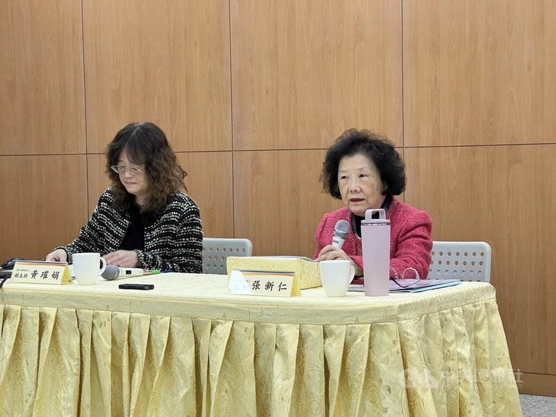 115學年度高中英聽第2次考試成績26日出爐，大考中心副主任黃璀娟（左起）、主任張新仁舉行記者會，說明成績統計。中央社記者陳至中攝　114年12月26日