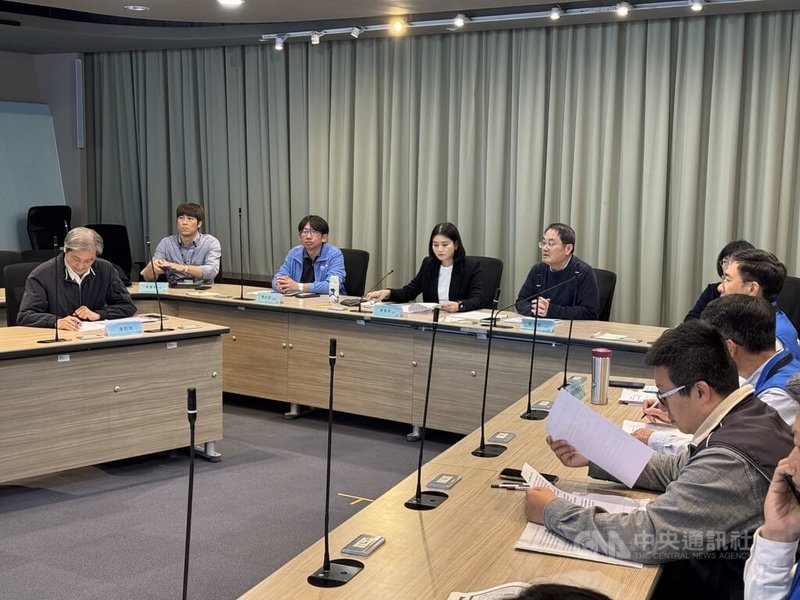 台北市19日發生隨機攻擊案，隨著跨年活動將屆，雲林縣政府26日開會決議29日現場兵推演練，活動當日田徑場人流控管、加強見警率和安檢，力求跨年晚會平安舉行。圖左4為雲林縣文化觀光處長陳璧君。中央社記者姜宜菁攝  114年12月26日