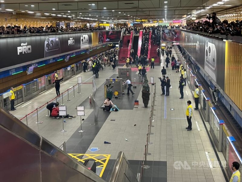 因應19日隨機攻擊事件，台北捷運市政府站26日下午1時進行危安演練，模擬2名歹徒在月台層丟擲汽油彈，造成多人輕、重傷。中央社記者陳昱婷攝　114年12月26日