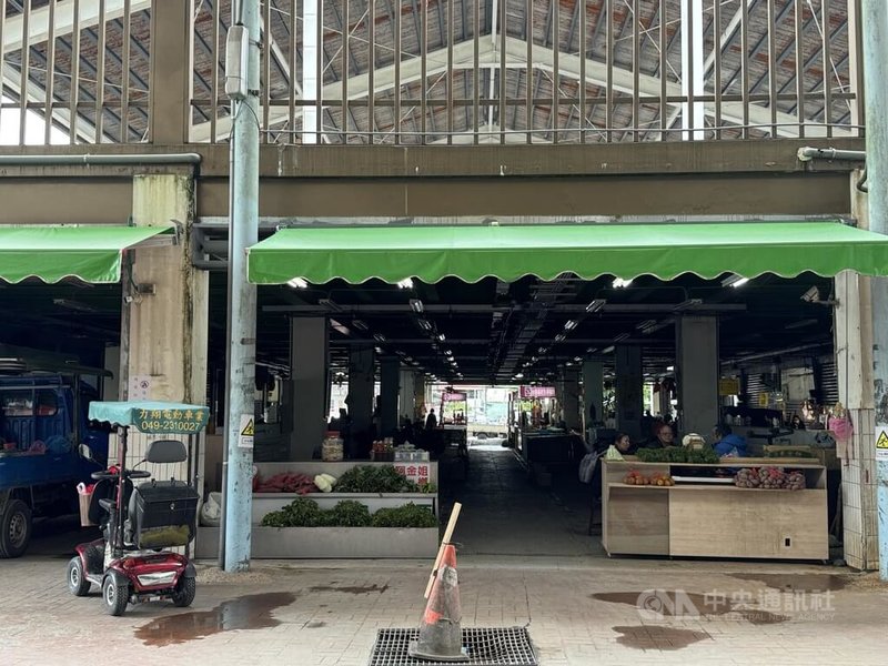 花蓮馬太鞍堰塞湖災後逾3個月,光復市區逐漸恢復民生機能,光復鄉第一市場雖有水電、排水系統修復工程正在進行,部分攤商仍恢復營業。中央社記者張祈攝 114年12月26日