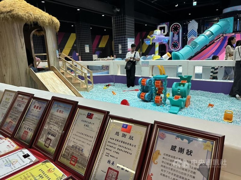 高雄夢時代26日宣布新增室內兒童樂園「追風奇幻島」夢時代旗艦店，並邀請多個公益團體、身心障礙孩童搶先體驗，業者表示，將持續推動公益計畫，隨時歡迎身心障礙孩童免費體驗。中央社記者林巧璉攝　114年12月26日