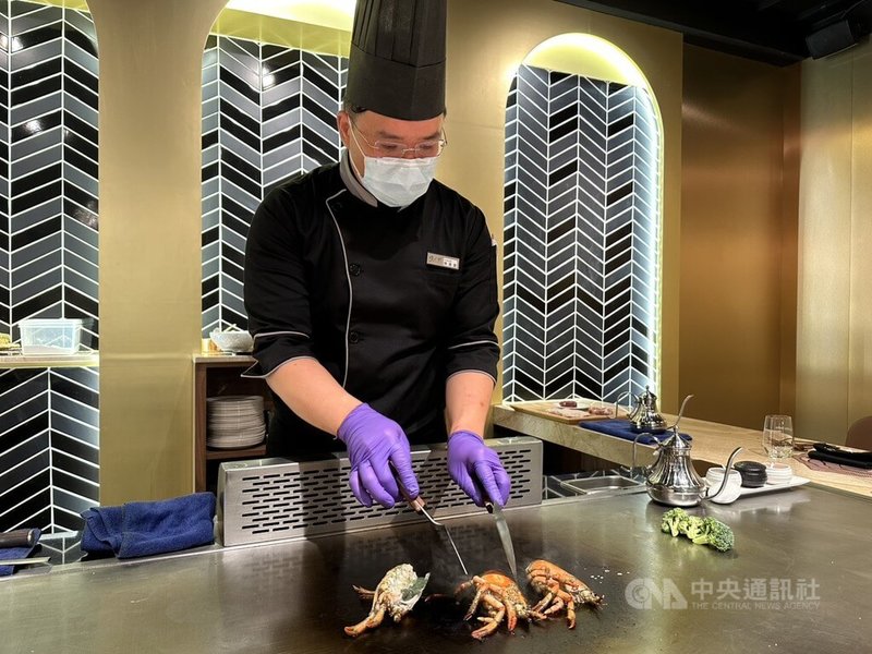 搶攻年底聚會、旅遊商機，高雄各大百貨紛紛推出餐飲、娛樂新品牌，其中大立百貨新推鐵板燒品牌，融合在地食材搶攻饕客味蕾。中央社記者林巧璉攝　114年12月26日