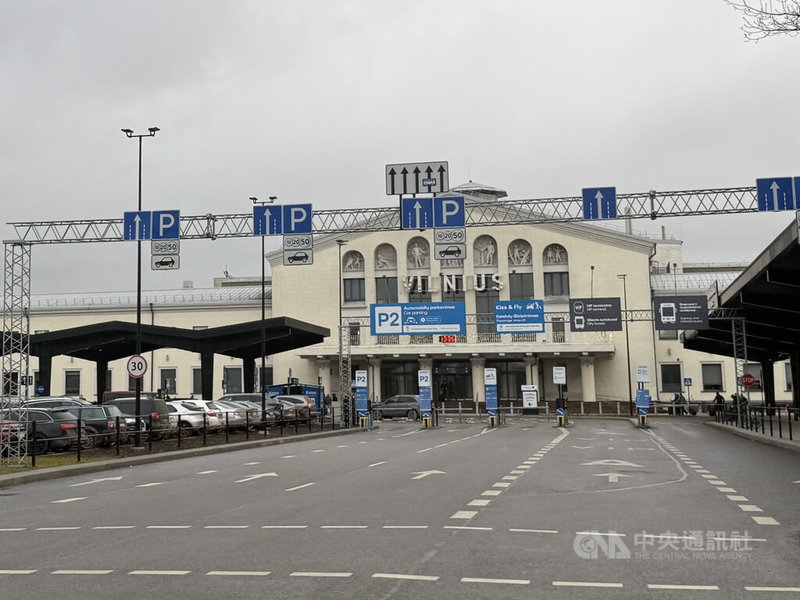 立陶宛首都維爾紐斯機場（圖）10月底來因白俄走私氣球侵擾影響飛安，被迫多次暫時關閉。中央社記者游堯茹維爾紐斯攝　114年12月26日