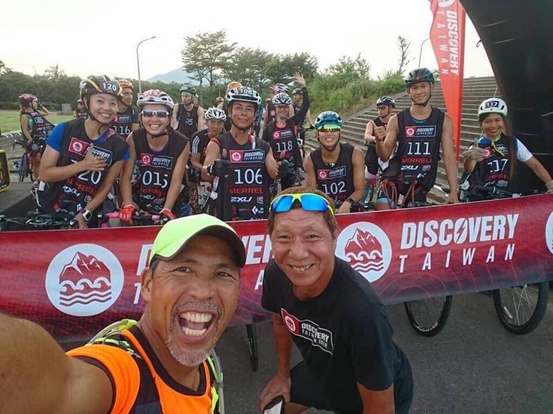 越南作家阮文馨熱愛越野車、攀岩、馬拉松、單車環島。她常赴台進行戶外運動，並與粉絲分享，也讓許多越南讀者赴台進行「年度鍛鍊」。圖為阮文馨（後排右1）參加台灣的Discovery Taiwan國際越野挑戰賽。（阮文馨提供）中央社記者曾婷瑄河內傳真　114年12月26日