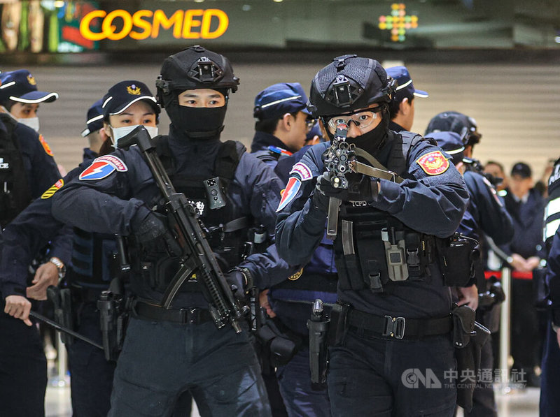 因應19日隨機攻擊事件，台北捷運市政府站26日下午進行危安演練，模擬歹徒丟擲汽油彈進行無差別攻擊，警方前往制伏，霹靂小組也到場戒備。中央社記者鄭清元攝　114年12月26日