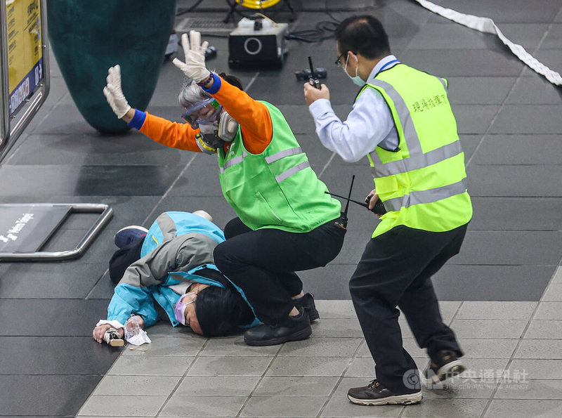 台北捷運市政府站及市府轉運站26日下午進行危安演練，模擬歹徒丟擲汽油彈，站務人員戴上防毒面具協助救護。中央社記者鄭清元攝　114年12月26日