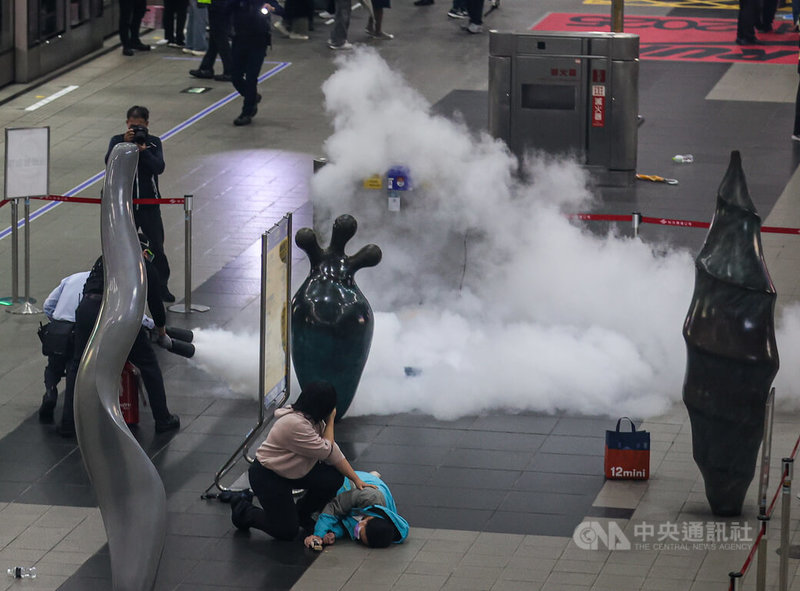 台北捷運市政府站及市府轉運站26日下午進行危安演練，模擬歹徒丟擲汽油彈，站務人員與保全上前撲滅。中央社記者鄭清元攝　114年12月26日