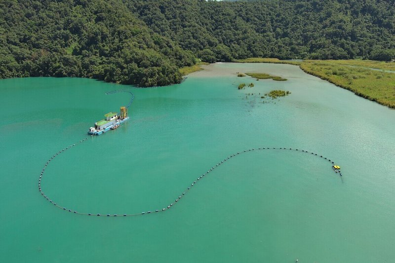 台電大觀發電廠進行日月潭水力發電排砂作業，居民質疑下游水里溪因此遭污染，台電26日表示，作業經第三方單位確認水質、生態維持正常，將持續強化地方溝通並配合環保局檢測。圖為水力發電排砂作業。（台電提供）中央社記者蕭博陽南投縣傳真　114年12月26日