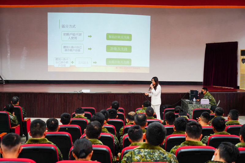 馬祖防衛指揮部與連江地方檢察署合作舉辦基層幹部座談，說明近年常見詐騙手法與潛在風險，除強化基層幹部相關法律素養外，更藉此培養種子教官，盼發揮第一線關鍵反詐力量。（馬祖防衛指揮部提供）中央社記者潘欣彤傳真　114年12月26日