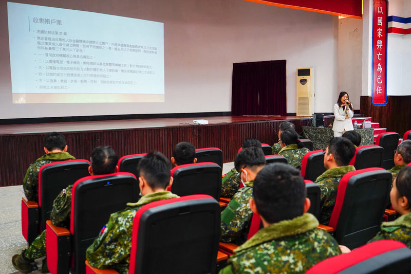 為強化官兵防詐能力，馬祖防衛指揮部與連江地檢署26日舉辦基層幹部法律座談，盼從源頭防範，並透過實際案例說明，讓軍士官幹部了解詐騙常見樣態與法律責任，使其肩負反詐種子教官責任。（馬祖防衛指揮部提供）中央社記者潘欣彤傳真　114年12月26日