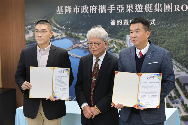 基隆市長謝國樑（左）與亞果遊艇集團董事長侯佑霖（右）26日完成「八斗子遊艇泊區促參案」簽約暨啟動儀式，宣告除將在八斗子打造全台最大遊艇碼頭外，也將興建商場與飯店等設施。（基隆市政府提供）中央社記者沈如峰傳真　114年12月26日