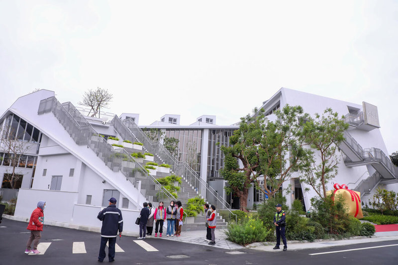 企業家許良宇英年早逝，其雙親為延續兒子的精神，捐出遺產在家鄉台中東勢蓋起「許良宇圖書館」，為3層樓建築，以分齡、分眾規劃設計，為不同閱讀族群提供專屬的閱讀空間，26日啟用。（民眾提供）中央社記者趙麗妍傳真 114年12月26日