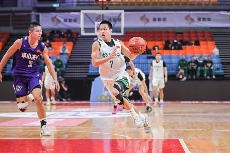 HBL高中籃球聯賽男子組衛冕軍松山高中26日面對東山高中，靠著隊長潘彥銘（持球者）繳出「大三元」的11分、11籃板、10助攻，率隊終場以82比71上演逆轉秀，搶下複賽第4勝，也提前取得8強門票。（高中體總提供）中央社記者陳容琛傳真　114年12月26日