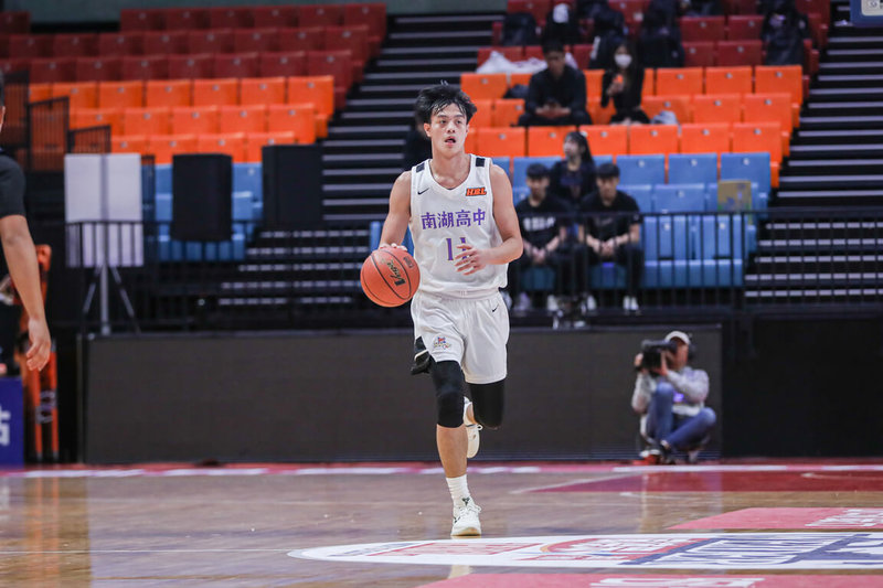 114學年度HBL高中籃球聯賽男子組南湖高中26日迎戰東泰高中，靠著隊長周佑承（圖）貢獻16分、7籃板、5助攻的全能數據，終場就以97比87拿下複賽第4勝，提前鎖定8強門票。（高中體總提供）中央社記者陳容琛傳真 114年12月26日