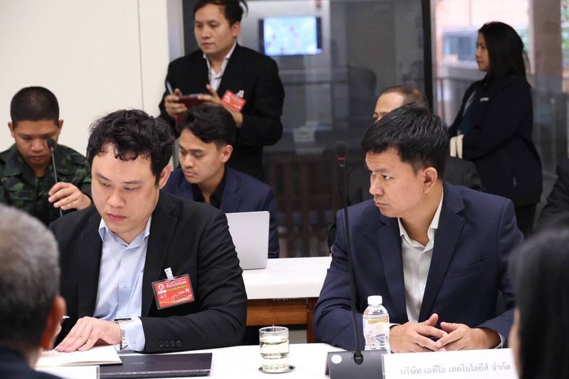 據奧榮科技創辦人周明哲（左）觀察，約莫半年前，泰國政府對無人機的來源或製造商仍不太在意，僅重視價格與交期，「但近期區域衝突與實際案例出現後，態度完全改變」。圖為周明哲於2025年7月時受邀至泰國國會分享資訊安全的議題。（周明哲提供）中央社記者李宗憲曼谷傳真　114年12月26日