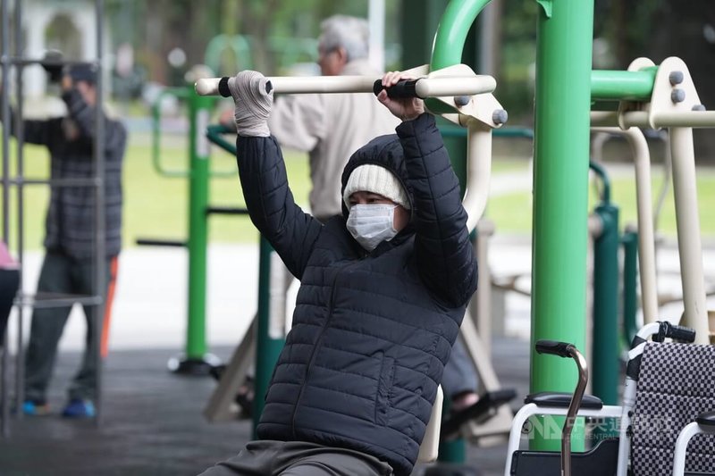 氣象署針對新北、宜蘭發布低溫特報。26日民眾穿上禦寒衣物在台北市復興公園運動。中央社記者徐肇昌攝　114年12月26日