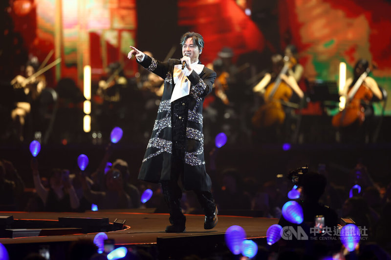 「情歌之王」李聖傑（中）26日起一連2天登上台北小巨蛋舉辦個人演唱會「One Day 直到那一天」，他說，花了26年終於走上小巨蛋開唱，感性謝謝歌迷支持。中央社記者王騰毅攝　114年12月26日