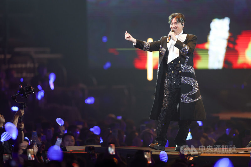 有「情歌之王」之稱的歌手李聖傑（圖）26日晚間首度在台北小巨蛋舉行個人演唱會，出道26年終於攻蛋讓他情緒相當激動，不時也會走到台前近距離與歌迷互動。中央社記者王騰毅攝  114年12月26日
