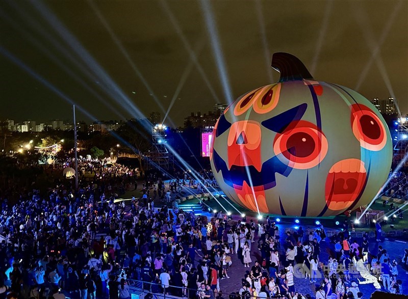 歲末年終活動多，醫師提醒，RSV（呼吸道融合病毒）傳染力是流感2倍多，更是嬰幼兒住院主因之一，感染後氣喘風險飆升3倍。（中央社檔案照片）