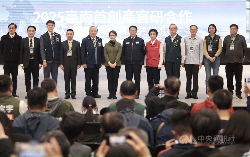 「2025台南首創產官研合作無人機救災韌性展演」26日在台南市歸仁區登場，副總統蕭美琴（左6）到場與台南市長黃偉哲（右6）等人一同見證如何導入創新科技協助防災。中央社記者張榮祥攝　114年12月26日