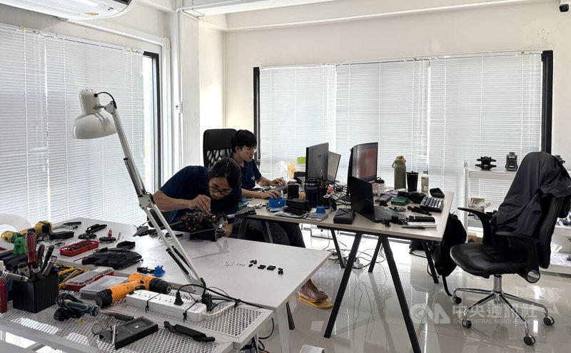來自台灣的奧榮科技在泰國設有辦公室，員工負責相關設計工作，並將台製無人機導入泰國市場與應用場域。中央社記者李宗憲曼谷攝　114年12月26日