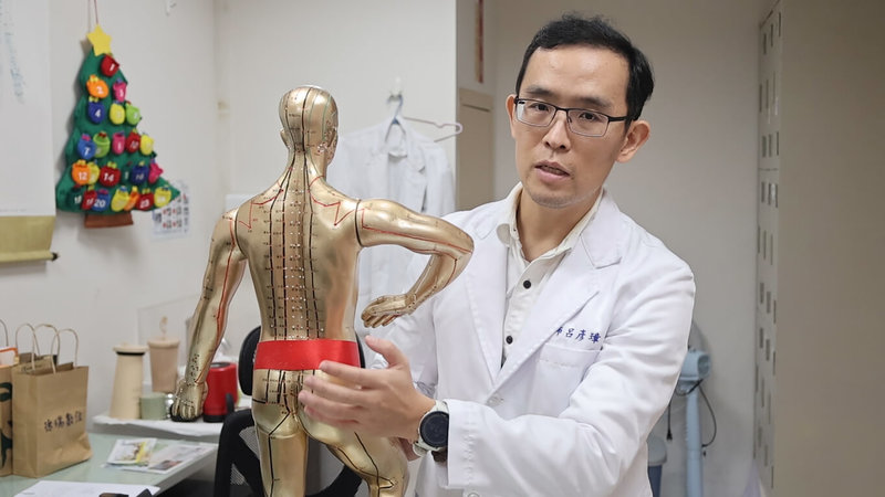 員榮醫療體系員榮醫院中醫部醫師呂彥璋（圖）表示，腳踝、小腿力量與臀部、骨盆息息相關，一旦腳踝受傷，小腿力量下降，會連帶影響臀部發力。（員榮醫院提供）中央社記者鄭維真傳真　114年12月26日