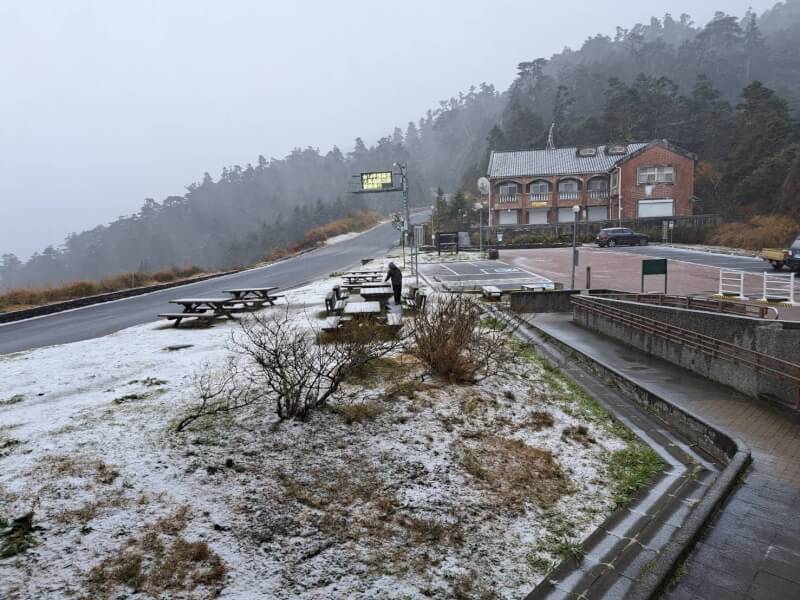 合歡山區26日清晨7時許間歇降下冰霰，路面結冰。（太魯閣國家公園管理處提供）中央社記者張祈傳真 114年12月26日